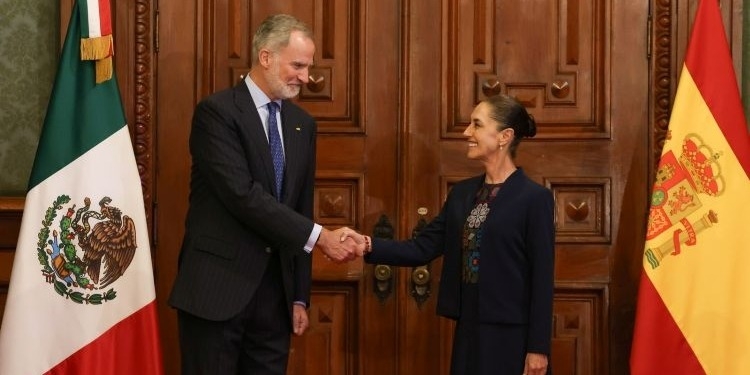 Claudia Sheinbaum y Rey Felipe VI estrechando manos en Palacio Nacional