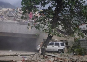 Destrucción tras terremotos en Venezuela con vehículos y escombros visibles.