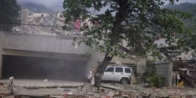 Destrucción tras terremotos en Venezuela con vehículos y escombros visibles.