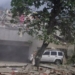 Destrucción tras terremotos en Venezuela con vehículos y escombros visibles.