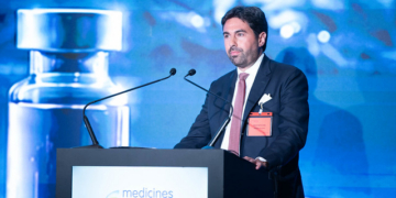 Steffen Saltofte hablando en la conferencia de Medicines for Europe sobre medicamentos
