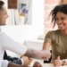 Tres personas en una reunión discutiendo sobre empleo y mercado laboral