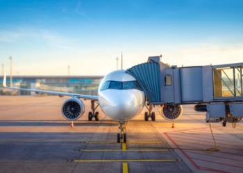 Avión en la puerta de embarque en un aeropuerto europeo