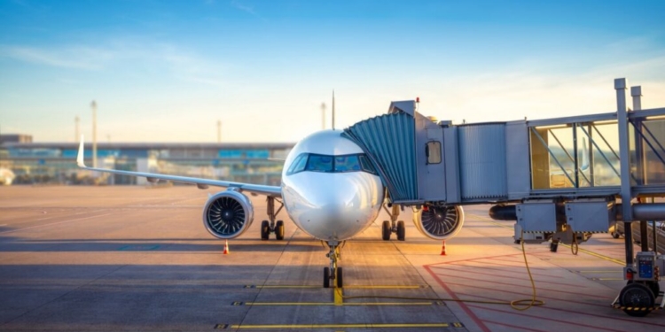 Avión en la puerta de embarque en un aeropuerto europeo