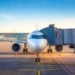 Avión en la puerta de embarque en un aeropuerto europeo