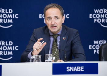 Jim Hagemann Snabe hablando sobre inteligencia artificial industrial en un evento