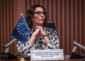 Comisaria de la Unión Europea durante una reunión sobre el brote de ébola