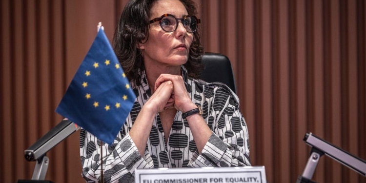 Comisaria de la Unión Europea durante una reunión sobre el brote de ébola