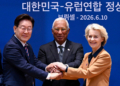 Líderes de la Unión Europea y Corea del Sur firmando un acuerdo de comercio digital