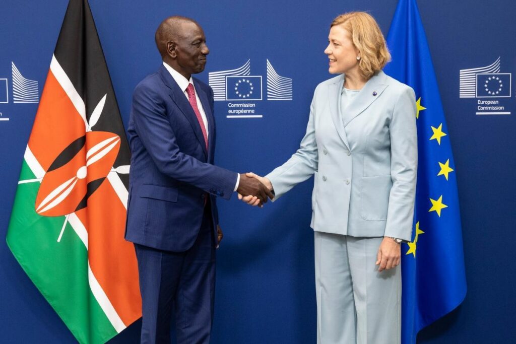 La vicepresidenta de la Comisión Europea y el presidente de Kenia estrechan manos