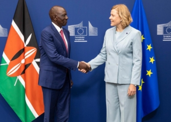 La vicepresidenta de la Comisión Europea y el presidente de Kenia estrechan manos