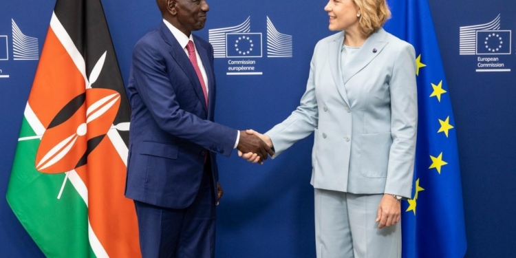 La vicepresidenta de la Comisión Europea y el presidente de Kenia estrechan manos