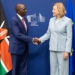 La vicepresidenta de la Comisión Europea y el presidente de Kenia estrechan manos