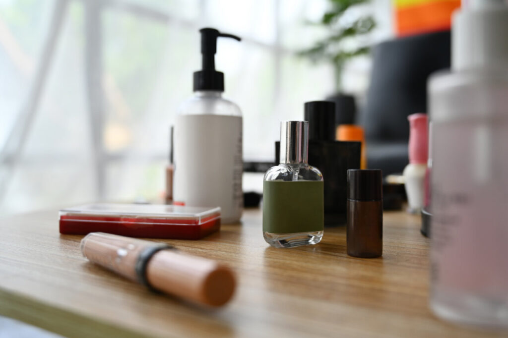 Botellas de productos de cuidado de la piel sobre una mesa de madera