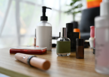 Botellas de productos de cuidado de la piel sobre una mesa de madera