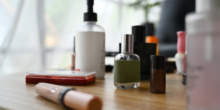 Botellas de productos de cuidado de la piel sobre una mesa de madera