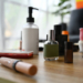 Botellas de productos de cuidado de la piel sobre una mesa de madera