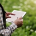 Persona usando una tablet en un campo agrícola