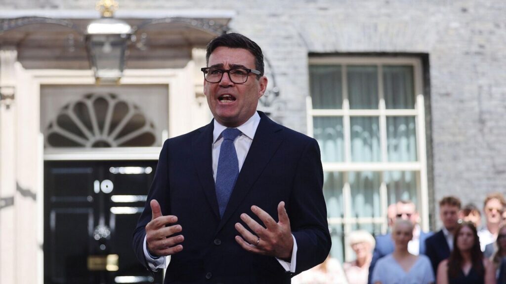 Andy Burnham hablando frente a Downing Street como nuevo primer ministro del Reino Unido