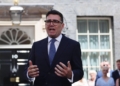 Andy Burnham hablando frente a Downing Street como nuevo primer ministro del Reino Unido