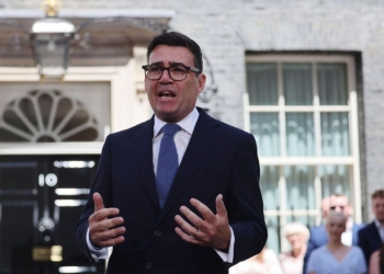 Andy Burnham hablando frente a Downing Street como nuevo primer ministro del Reino Unido