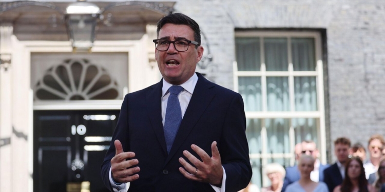 Andy Burnham hablando frente a Downing Street como nuevo primer ministro del Reino Unido