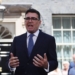Andy Burnham hablando frente a Downing Street como nuevo primer ministro del Reino Unido