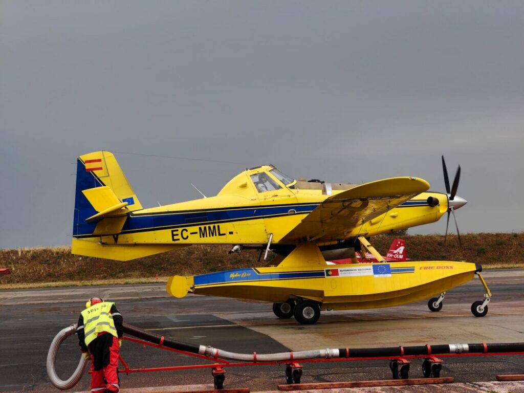 Avión de extinción de incendios preparado para operar en emergencias