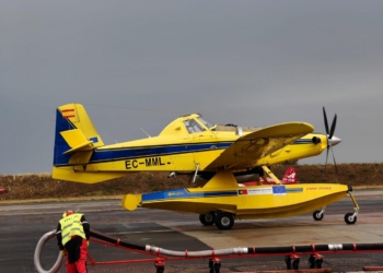 Avión de extinción de incendios preparado para operar en emergencias