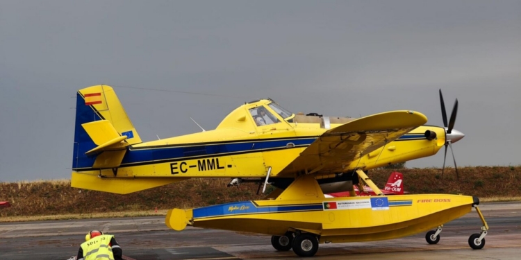 Avión de extinción de incendios preparado para operar en emergencias