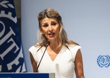 Yolanda Díaz hablando en un evento de la OIT
