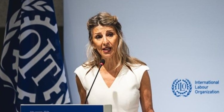Yolanda Díaz hablando en un evento de la OIT