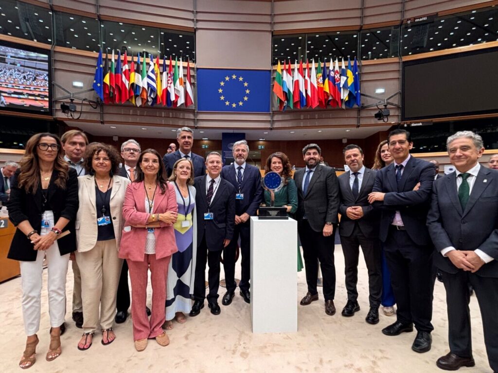 Grupo de personas en el Comité de las Regiones durante la aprobación del dictamen