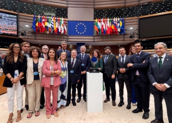 Grupo de personas en el Comité de las Regiones durante la aprobación del dictamen
