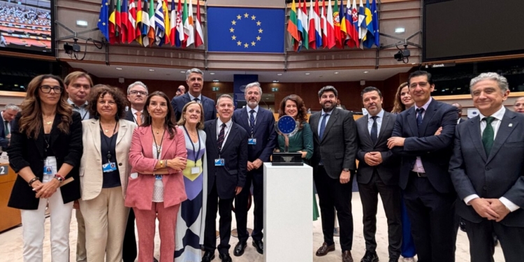 Grupo de personas en el Comité de las Regiones durante la aprobación del dictamen