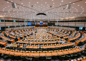 Vista panorámica del Comité de las Regiones en Bruselas durante una sesión sobre pesca.