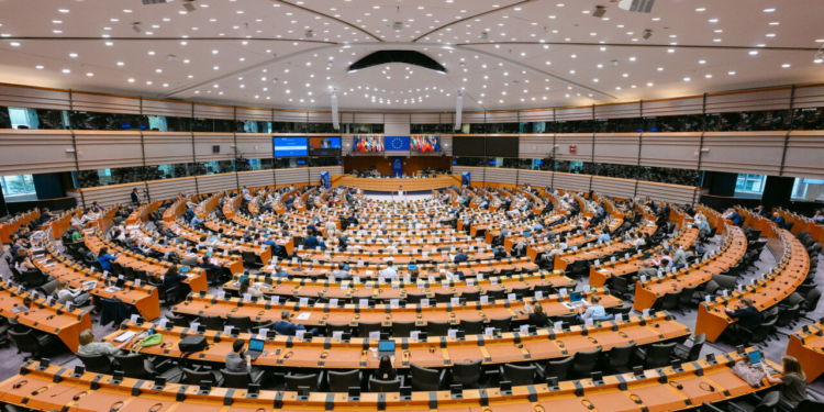 Vista panorámica del Comité de las Regiones en Bruselas durante una sesión sobre pesca.