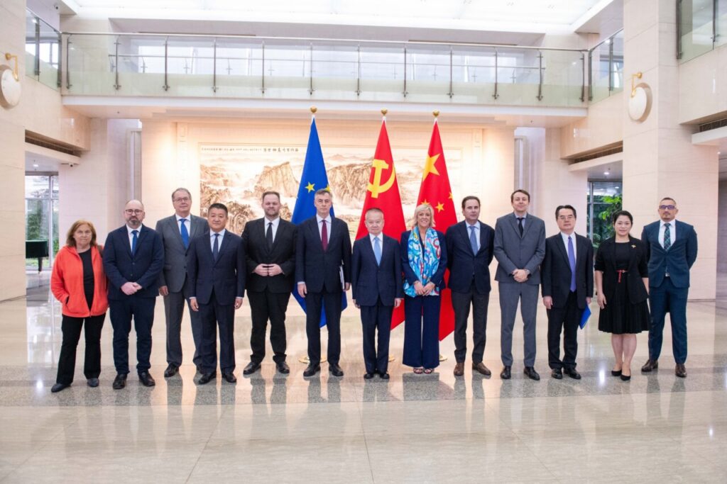 Delegación del Parlamento Europeo en reunión con autoridades chinas
