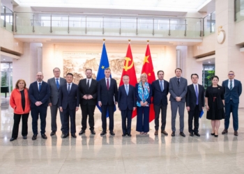 Delegación del Parlamento Europeo en reunión con autoridades chinas