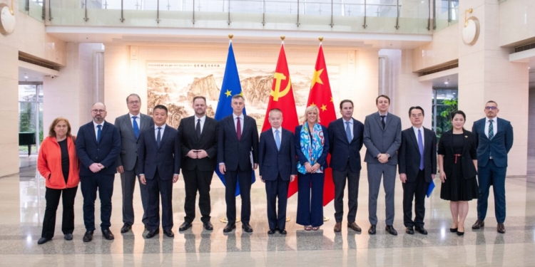 Delegación del Parlamento Europeo en reunión con autoridades chinas