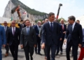 Pedro Sánchez y autoridades durante la demolición de la Verja de Gibraltar