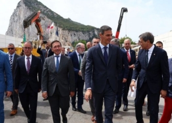 Pedro Sánchez y autoridades durante la demolición de la Verja de Gibraltar