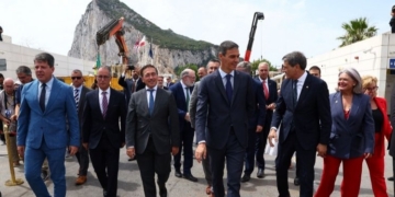 Pedro Sánchez y autoridades durante la demolición de la Verja de Gibraltar