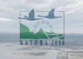 Logo de Natura 2000 sobre un paisaje natural con aves volando