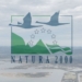 Logo de Natura 2000 sobre un paisaje natural con aves volando