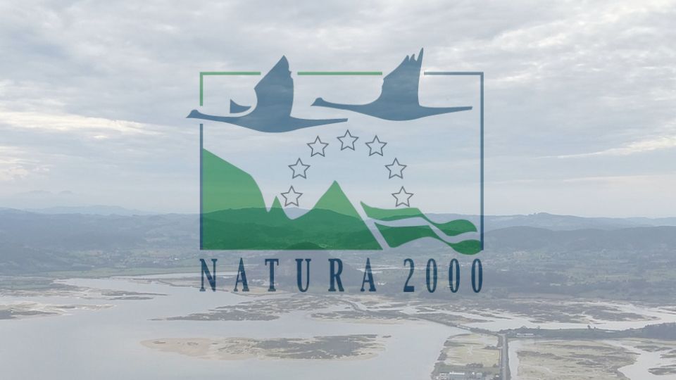 Logo de Natura 2000 sobre un paisaje natural con aves volando