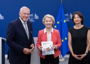 Tres personas posando con un informe sobre seguridad infantil en línea