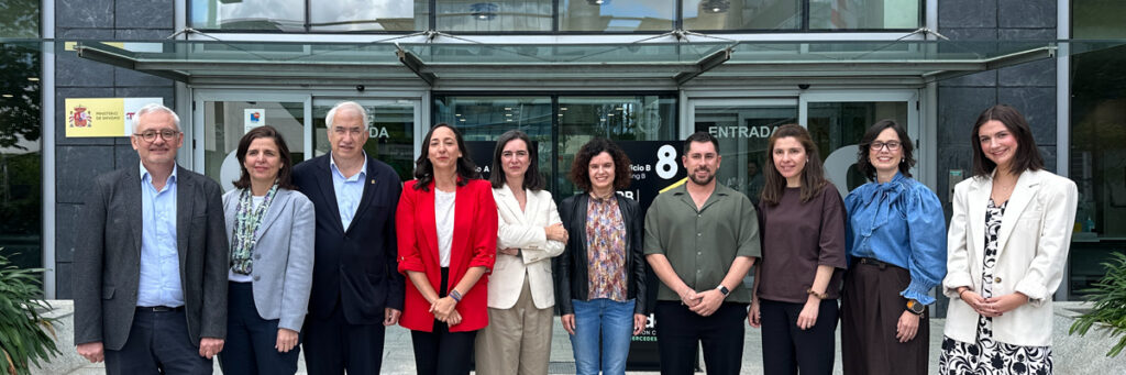 Grupo de personas en una reunión sobre medicamentos hospitalarios en España
