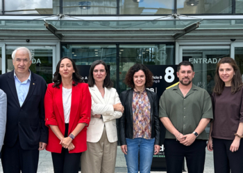 Grupo de personas en una reunión sobre medicamentos hospitalarios en España