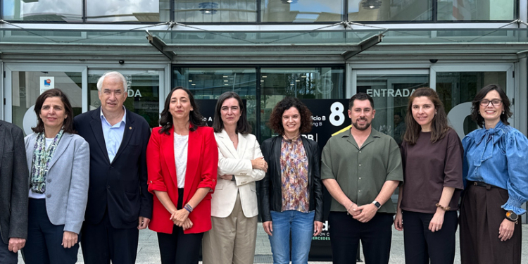 Grupo de personas en una reunión sobre medicamentos hospitalarios en España